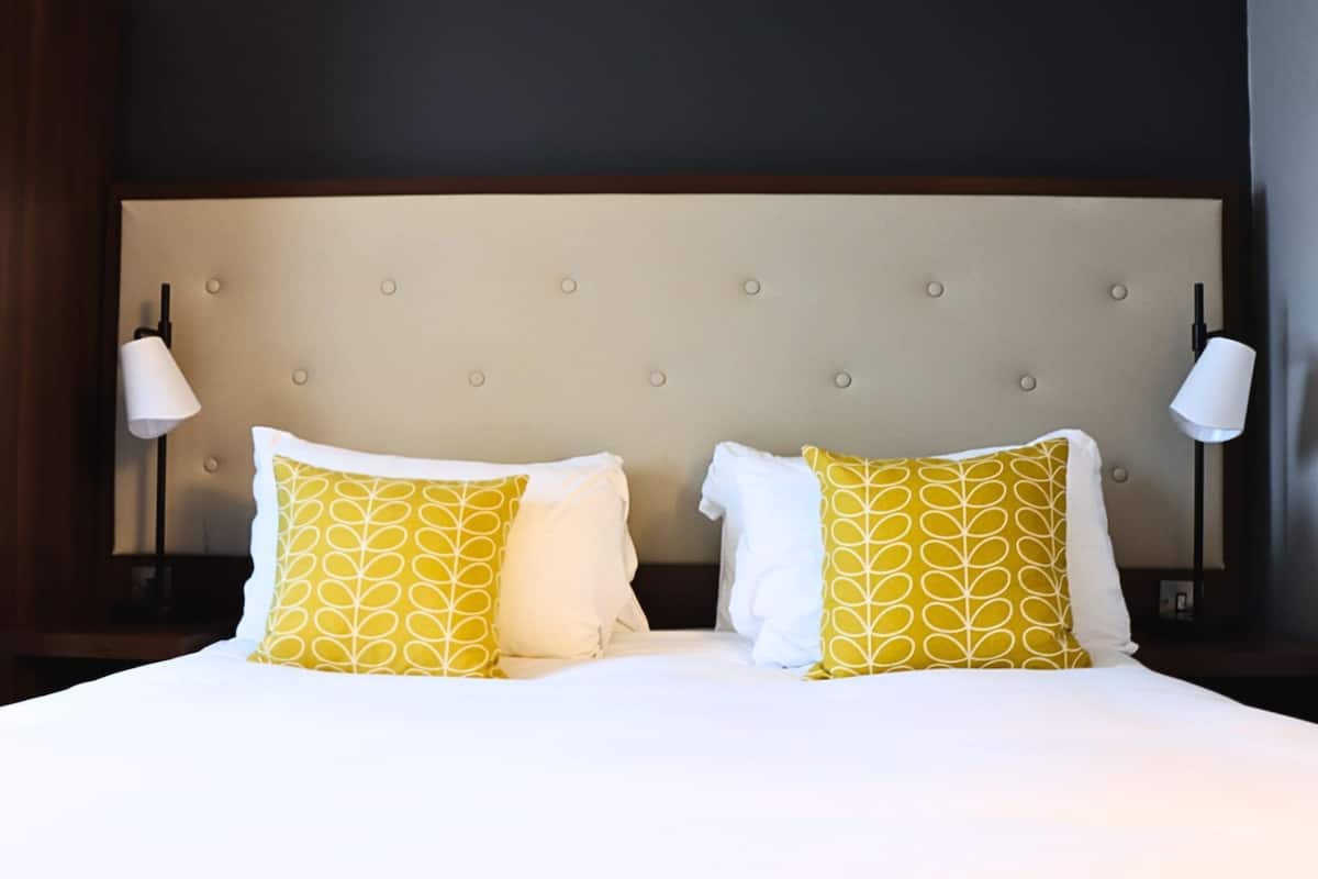Standard Room, 1 Queen Bed | Premium bedding, in-room safe, desk, laptop workspace