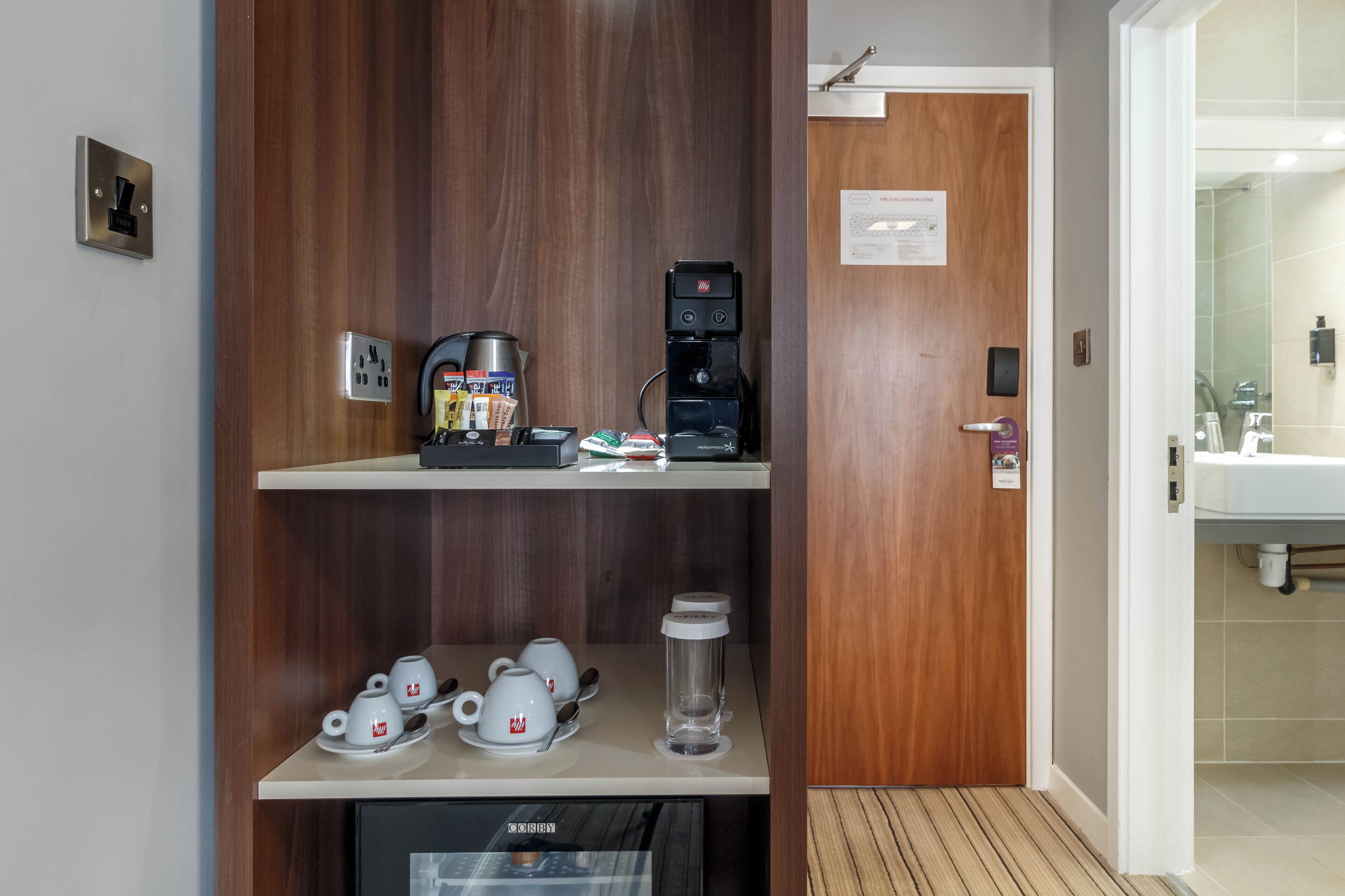 premium bedding, in-room safe, desk, laptop workspace