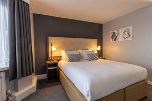 Hochwertige Bettwaren, Zimmersafe, Schreibtisch