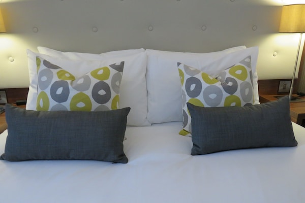 Premium bedding, in-room safe, desk, laptop workspace