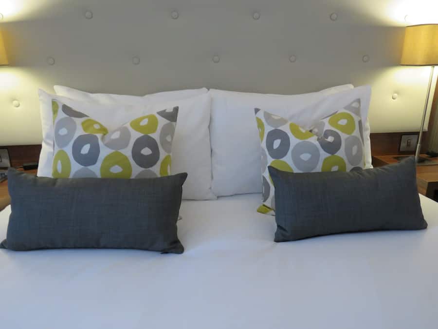 Ylelliset vuodevaatteet, tallelokero huoneessa, työpöytä