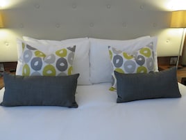 Roupas de cama premium, cofres nos quartos, escrivaninha