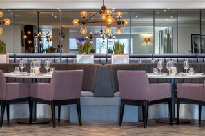 Breakfast and dinner served, local cuisine - Garner Hotel Preston Samlesbury by IHG (Preston)