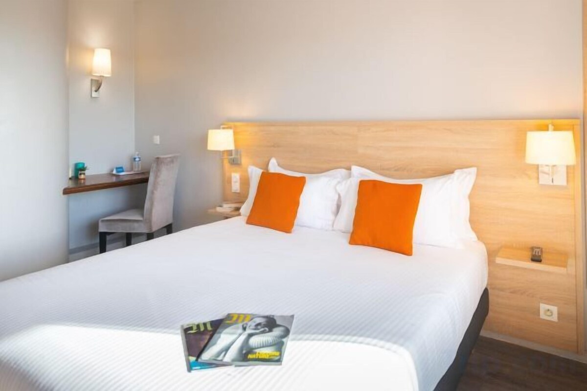Premium bedding, in-room safe, blackout drapes, soundproofing