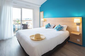 Premium bedding, in-room safe, blackout curtains, soundproofing - Zenitude Hôtel-Résidences Le Cannet (Le Cannet)