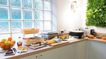 Petit déjeuner buffet (16.90 EUR par personne)