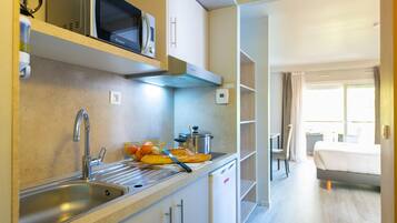Frigobar, micro-ondas, cooktop, cafeteira/chaleira