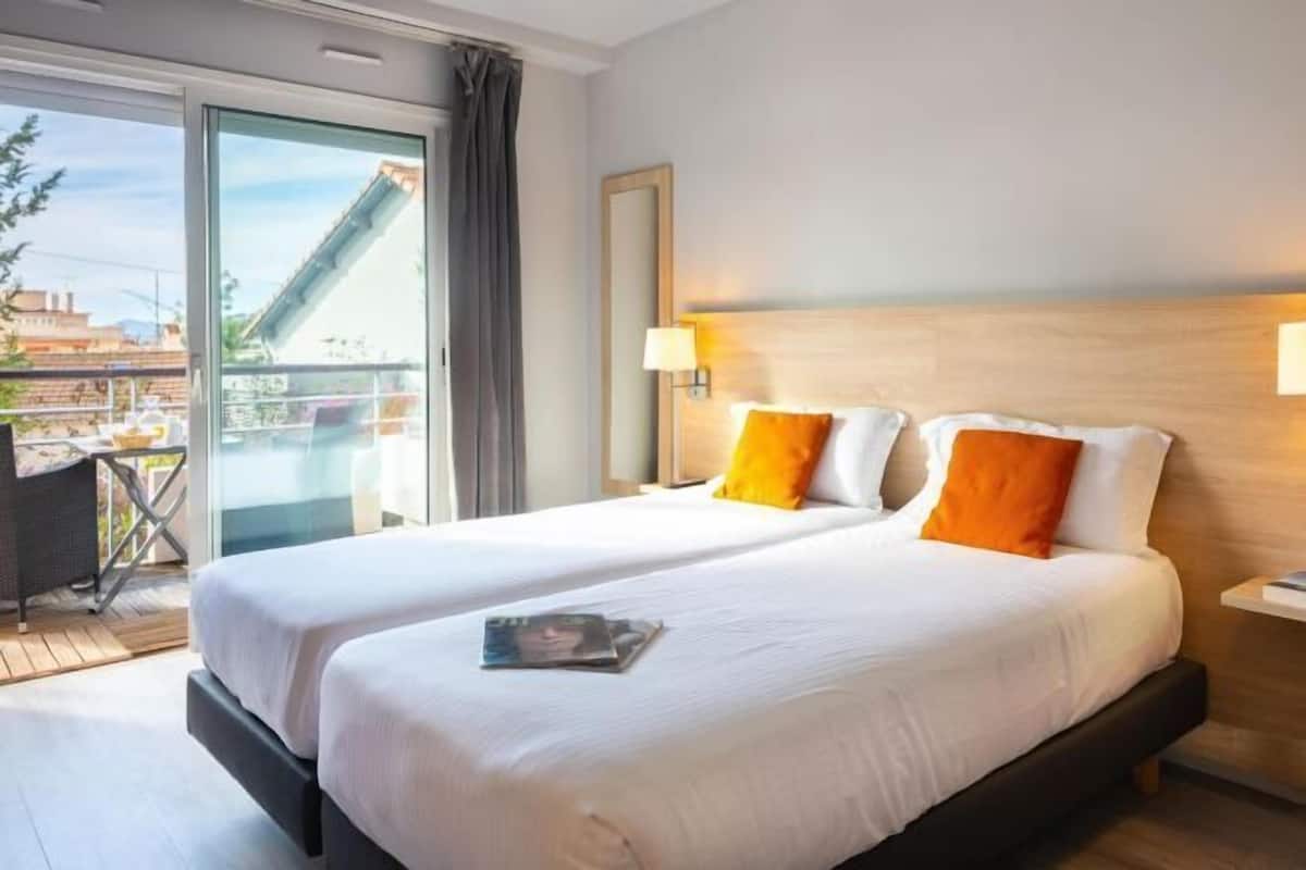 Premium bedding, in-room safe, blackout drapes, soundproofing