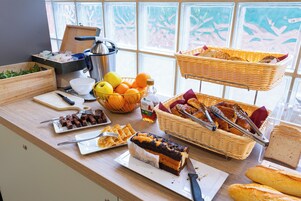 Se ofrece un desayuno bufé (16.90 EUR por persona)