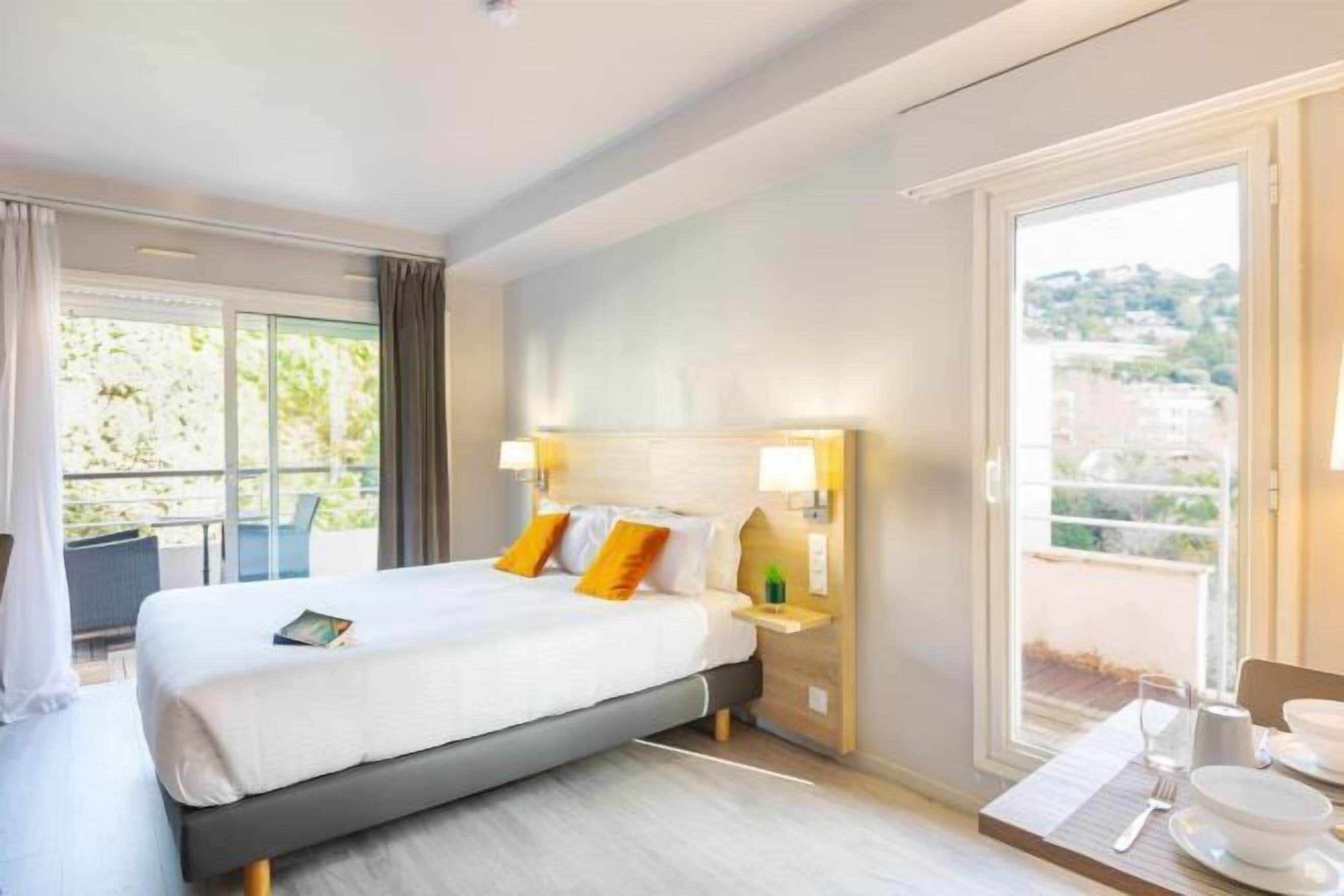 Premium bedding, in-room safe, blackout drapes, soundproofing
