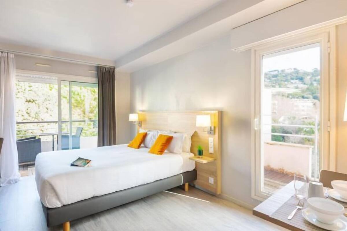 Premium bedding, in-room safe, blackout drapes, soundproofing