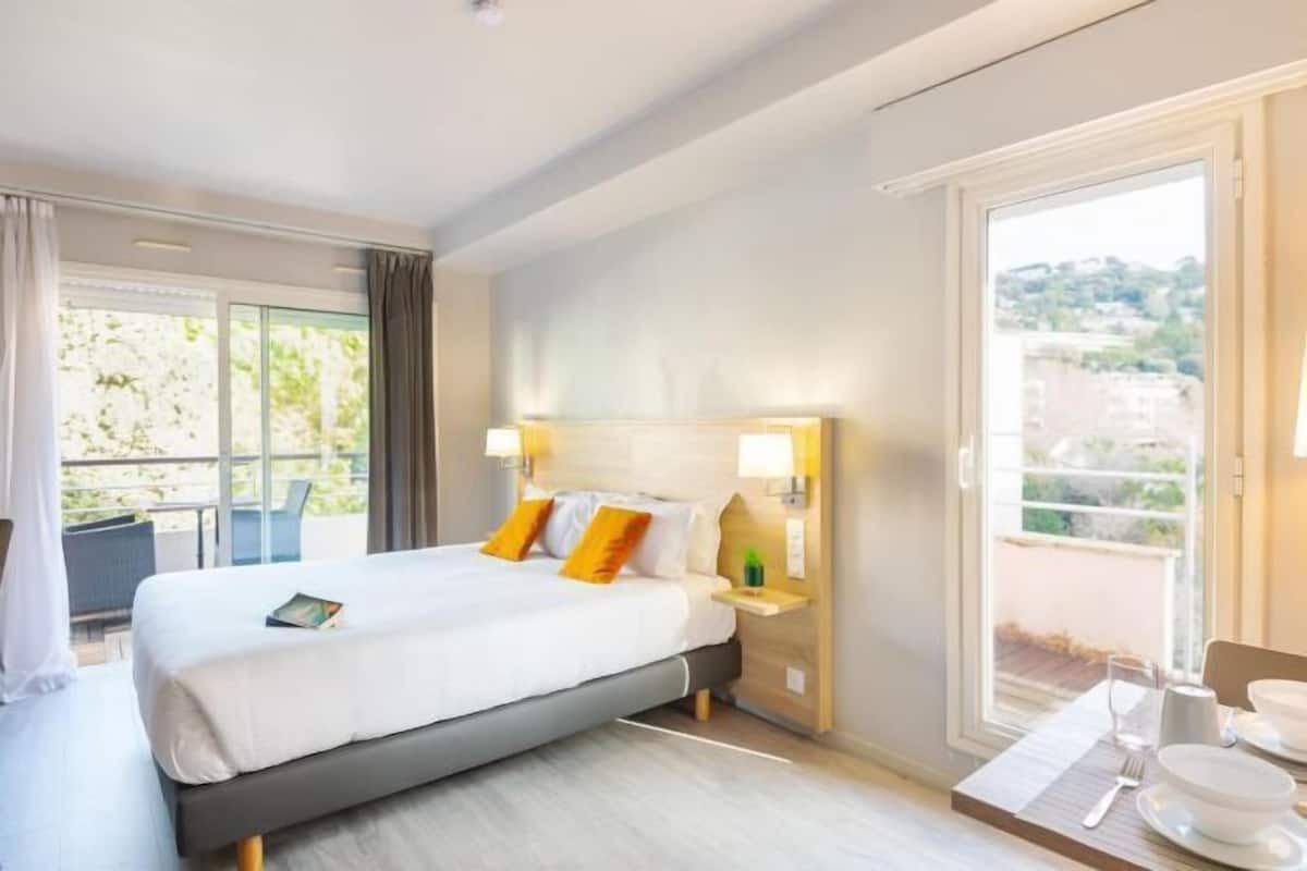 Premium bedding, in-room safe, blackout drapes, soundproofing