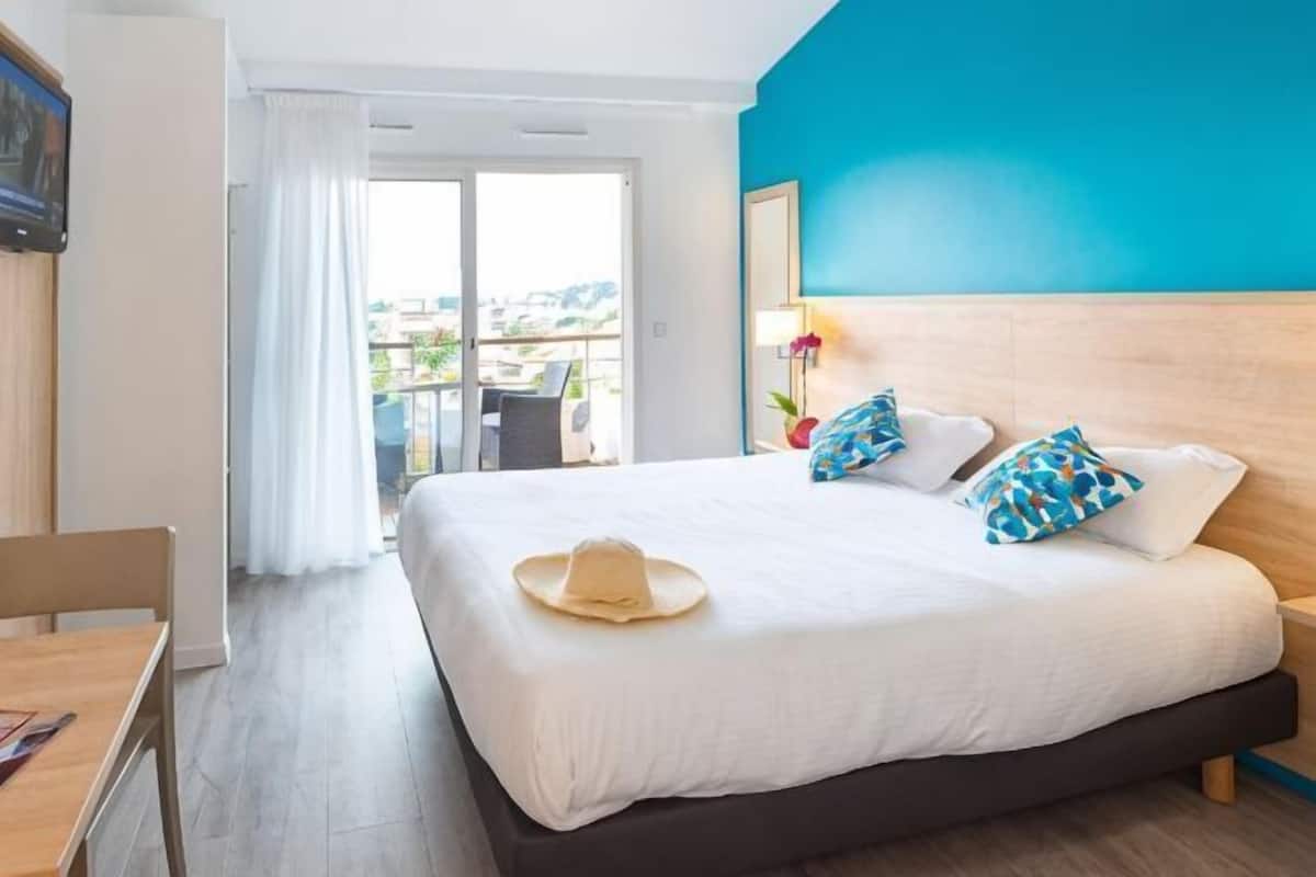 Premium bedding, in-room safe, blackout drapes, soundproofing