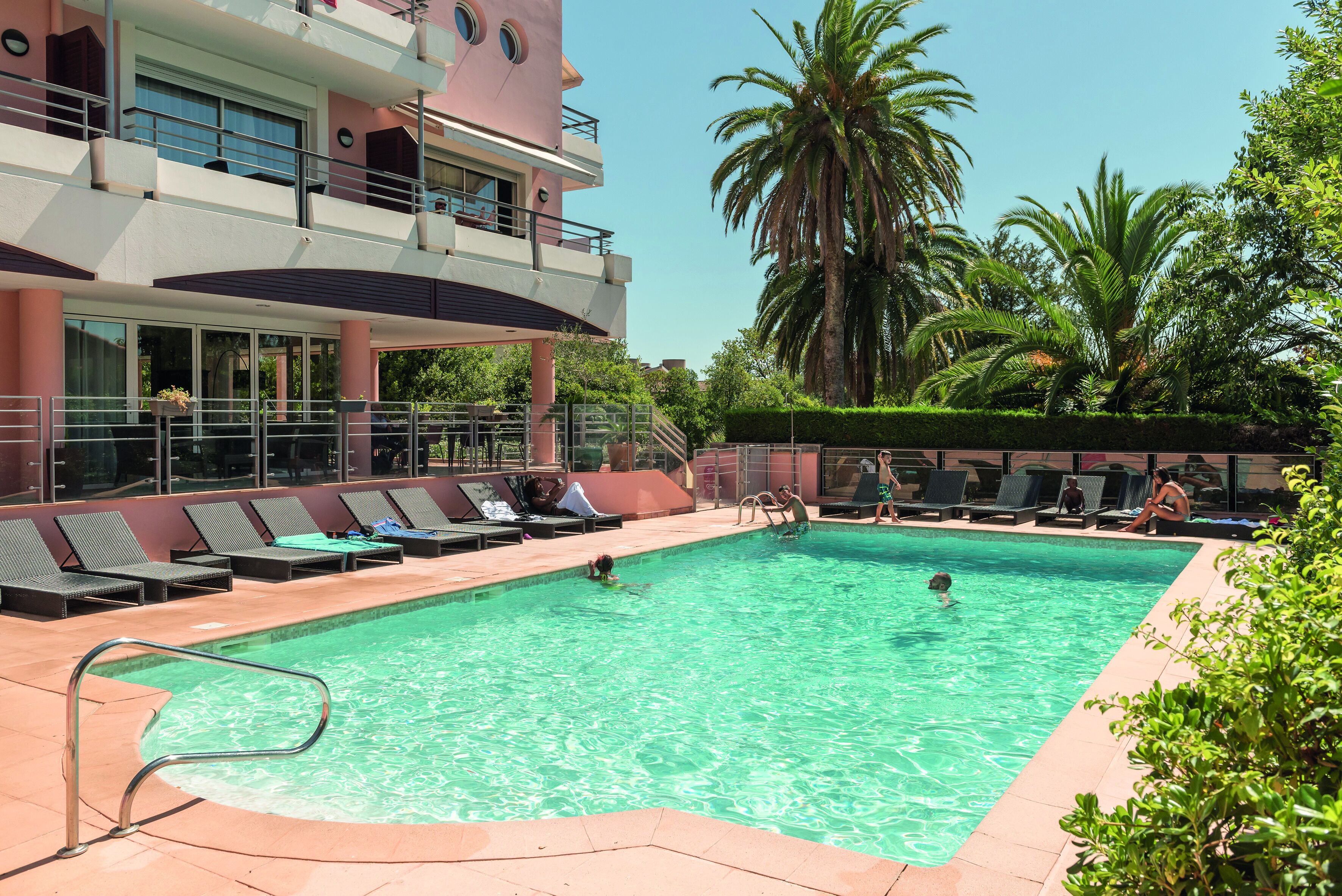 Piscine extérieure (ouverte en saison), chaises longues