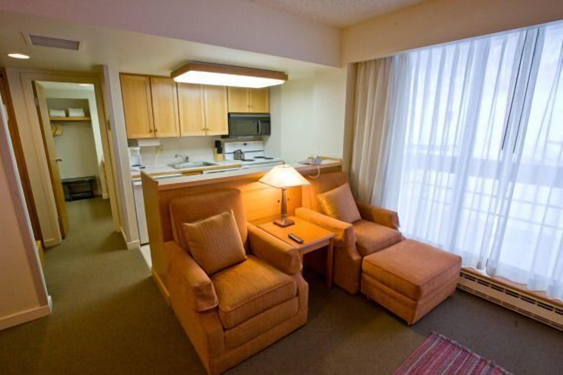 economy studio | living area | flat-screen tv