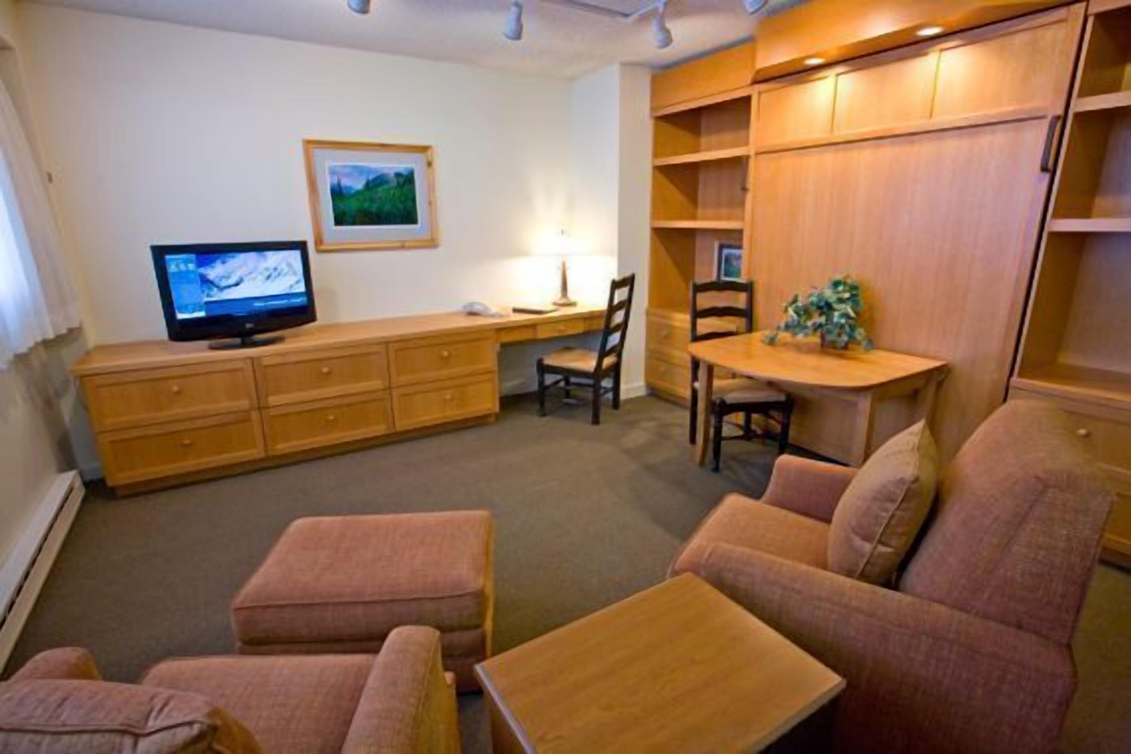 economy studio | living room | flat-screen tv