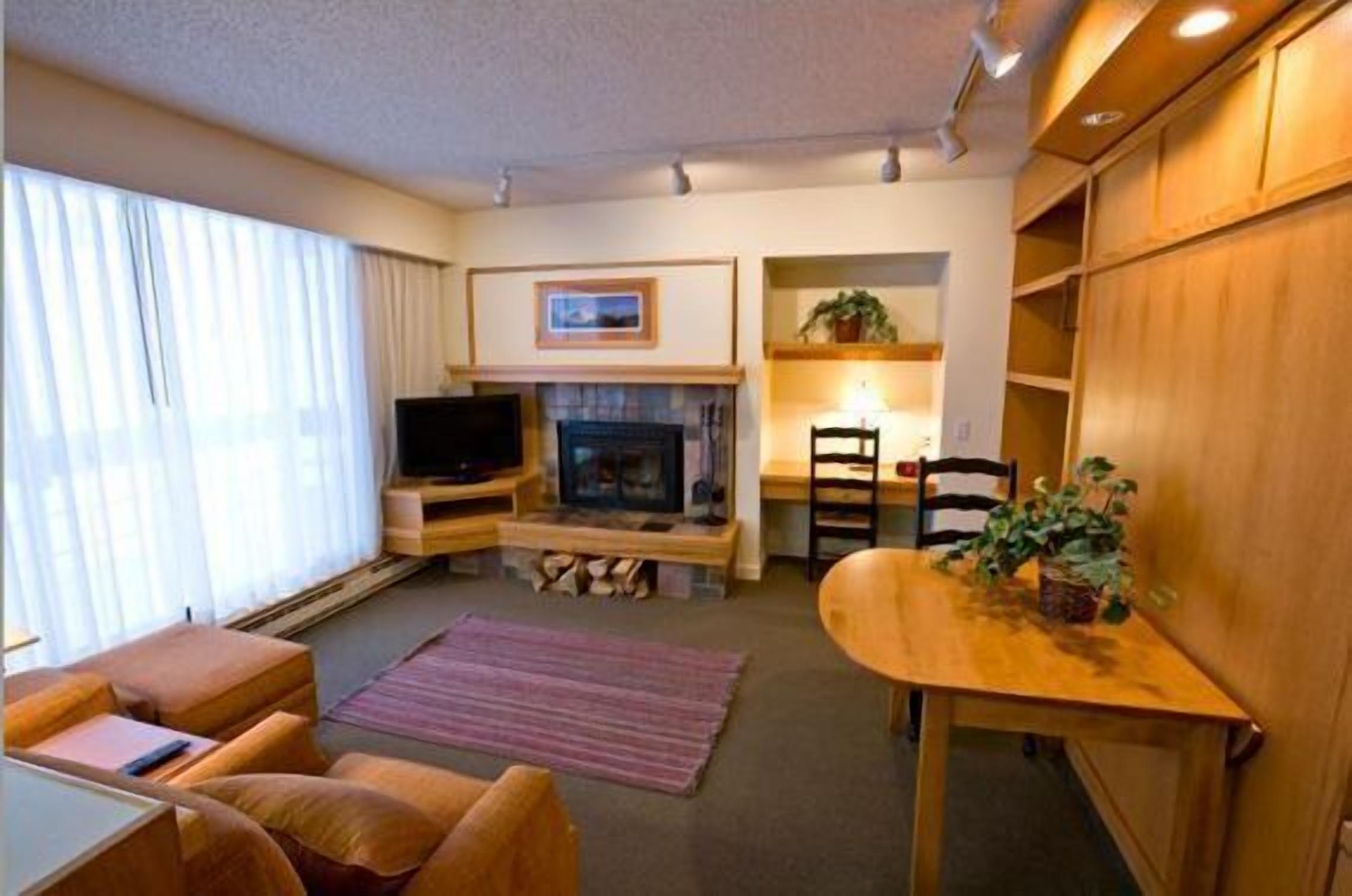 economy studio | living area | flat-screen tv