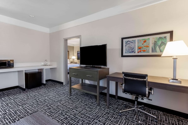 Deluxe Suite, 1 King Bed, Non Smoking