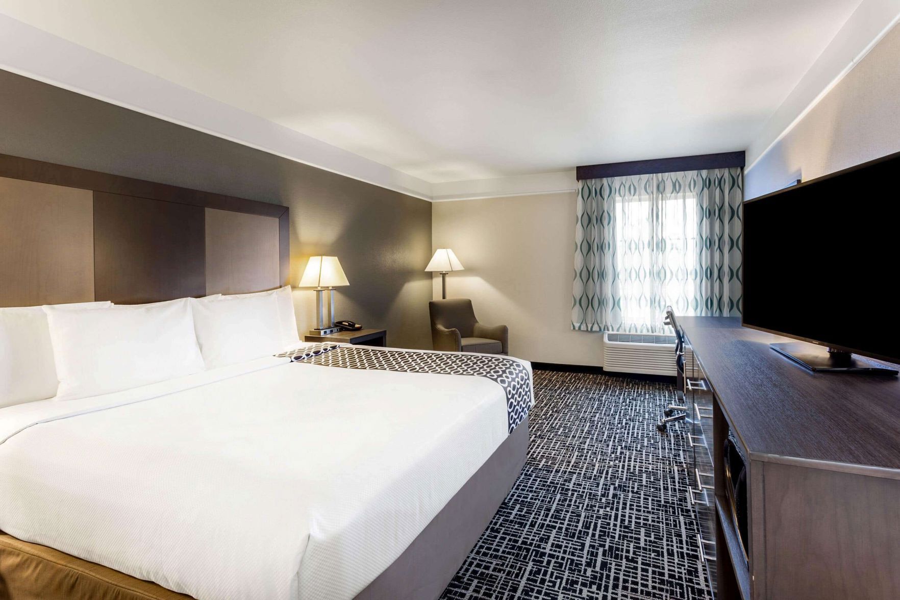 Luxe beddengoed, een bureau, verduisterende gordijnen