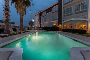 Outdoor pool - La Quinta Inn & Suites by Wyndham Seguin (Seguin)