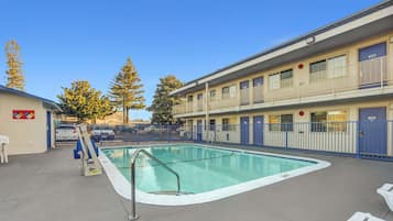 Een seizoensgebonden buitenzwembad