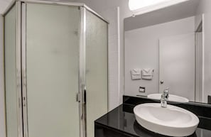 Combined shower/tub, towels