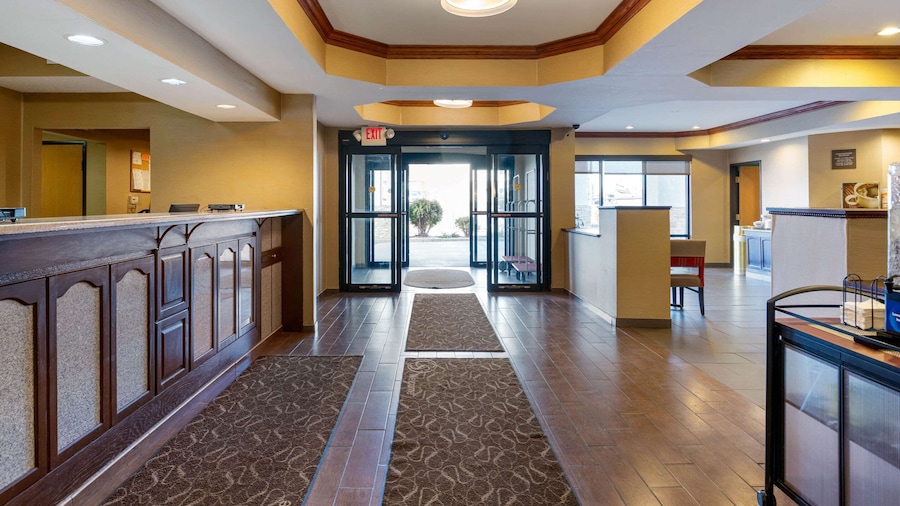 Comfort Suites South Haven near I-96