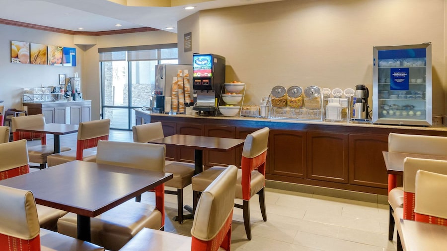 Comfort Suites South Haven near I-96