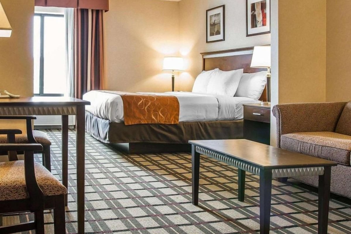 Premium bedding, in-room safe, desk, laptop workspace