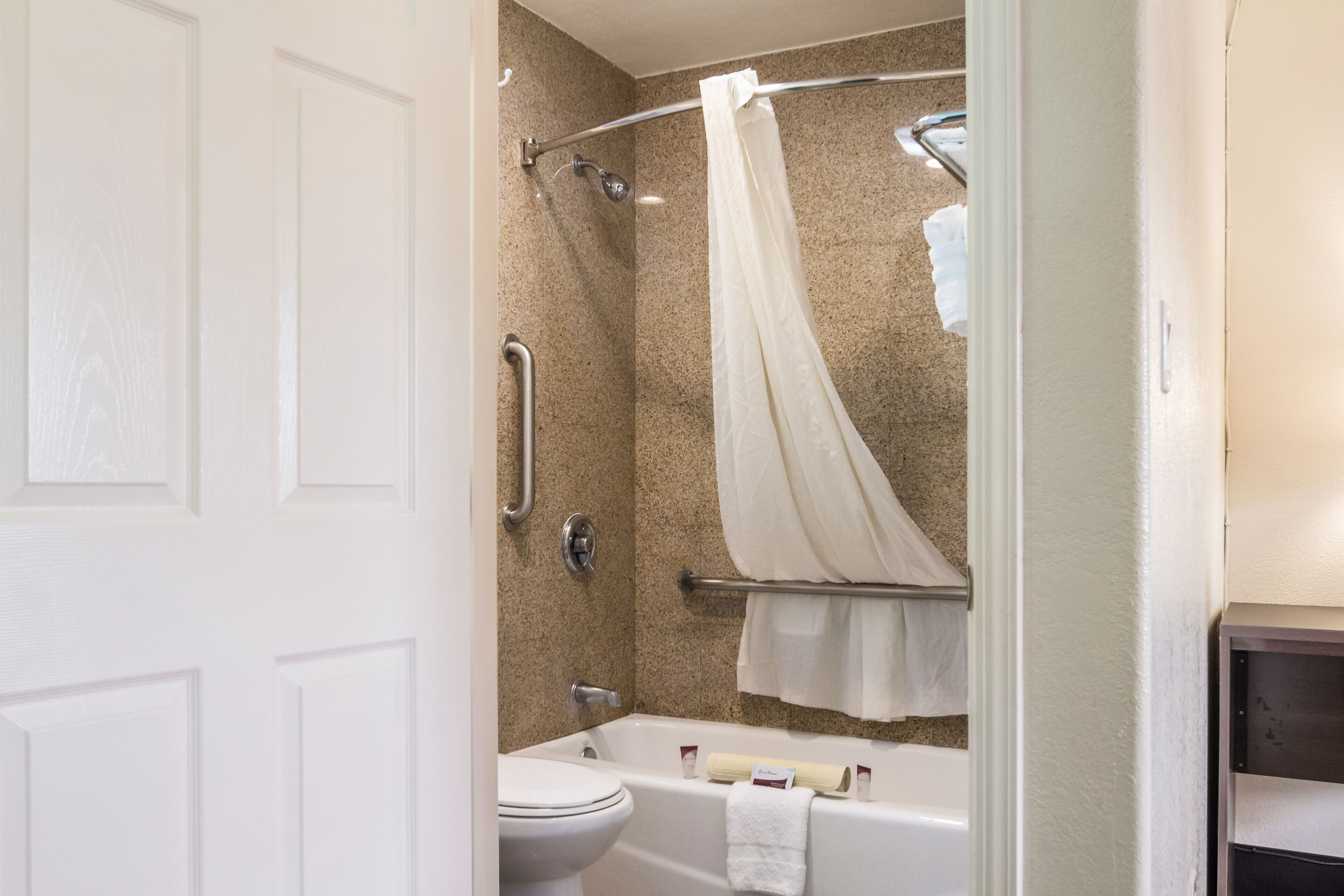 Un baño con ducha, inodoro y bañera.