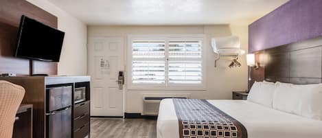 Escritorio, espacio para trabajar con laptop y cortinas blackout