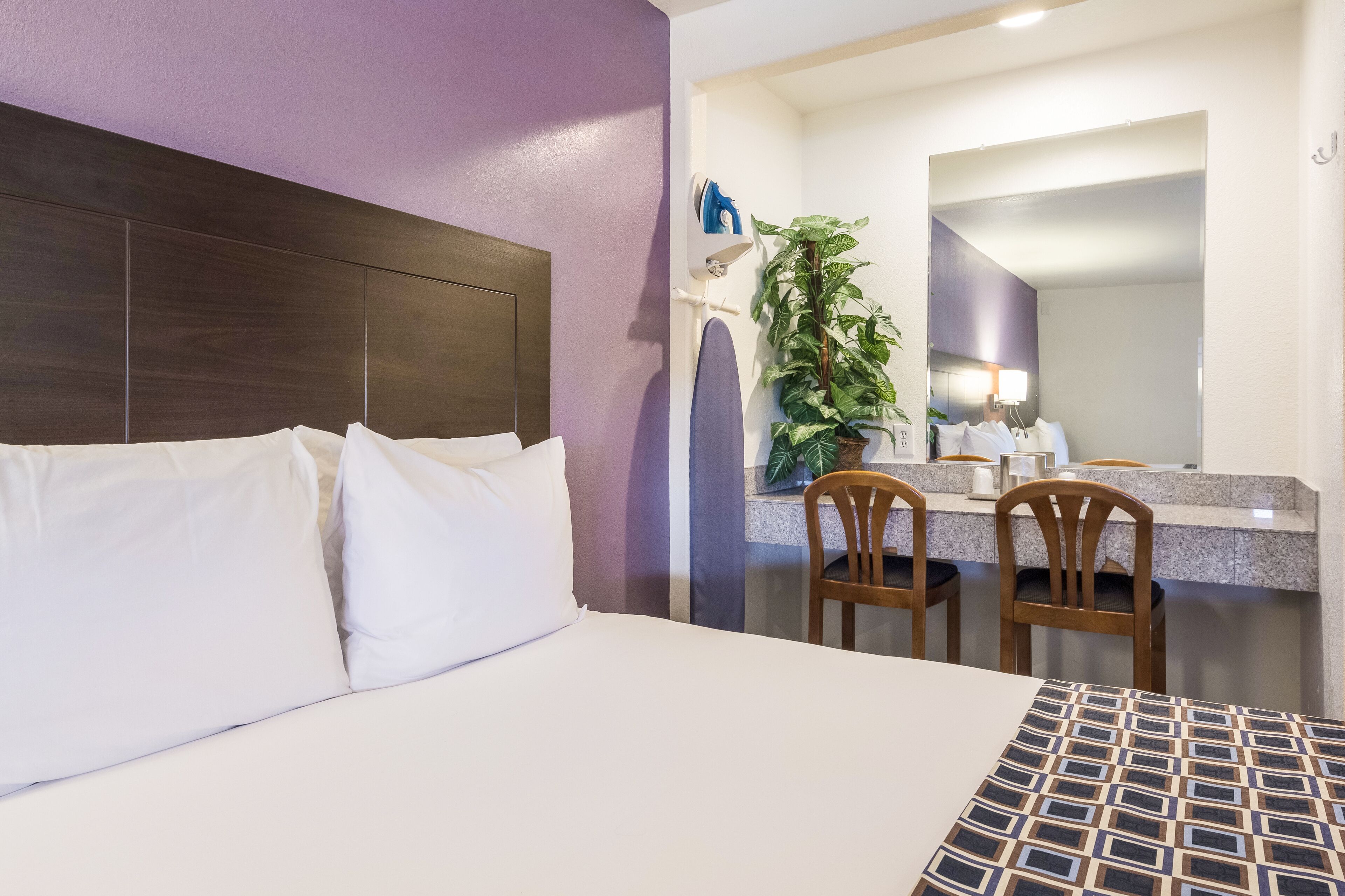 办公桌、笔记本电脑工作区、遮光窗帘、熨斗/熨衣板