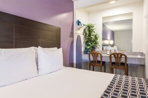 デスク、ノートパソコン用作業スペース、遮光カーテン、アイロン / アイロン台