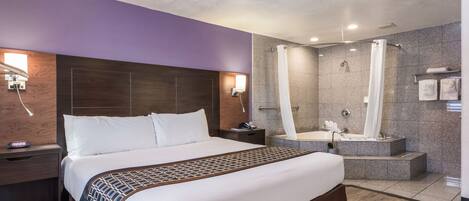 Escritorio, espacio para trabajar con laptop y cortinas blackout