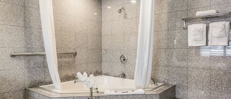 Baignoire et douche séparées, articles de toilette gratuits