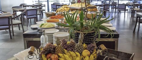 فطور كامل يوميًا بتكلفة قدرها (30 BRL للشخص)