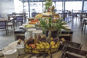 Petit déjeuner complet (30 BRL par personne)