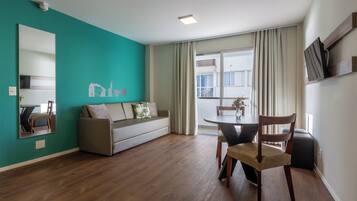 Apartamento Plus de 2 Quartos com Varanda | Frigobar, cofres nos quartos, cortinas blackout, Wi-Fi de cortesia