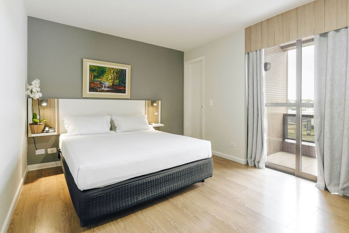 Habitación doble Deluxe | Minibar, caja de seguridad en la habitación, wifi gratis y ropa de cama