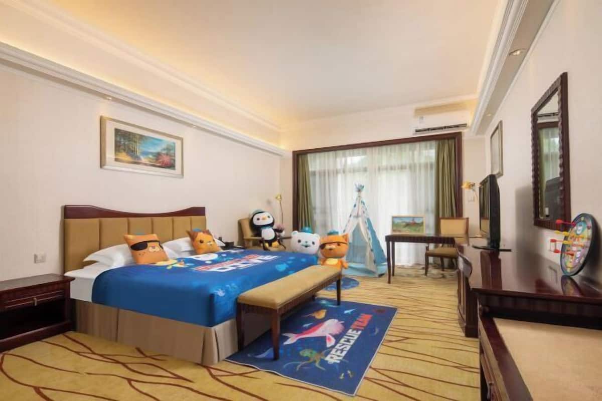 1 bedroom, pillow-top beds, free minibar items, desk