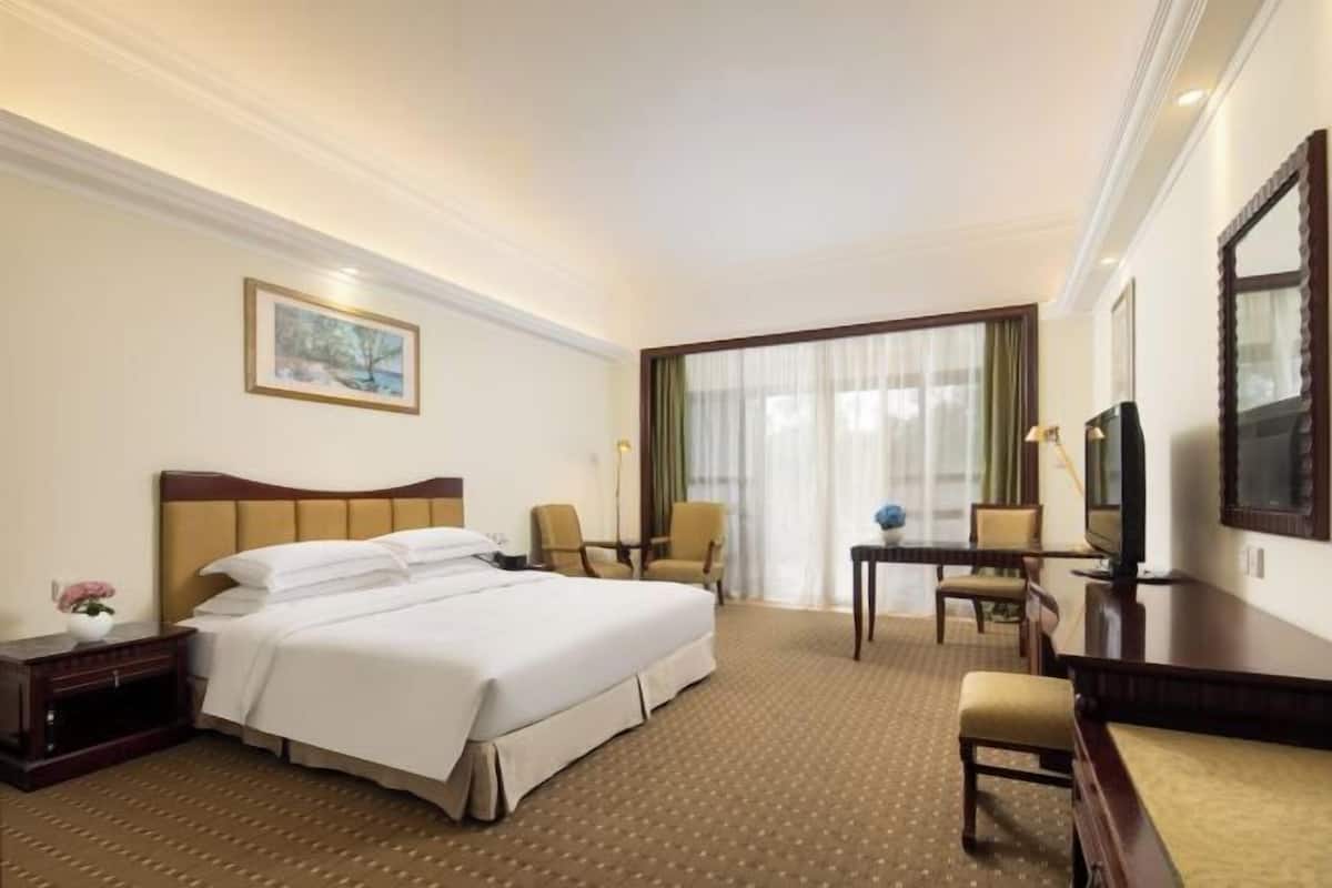1 bedroom, pillow-top beds, free minibar items, desk