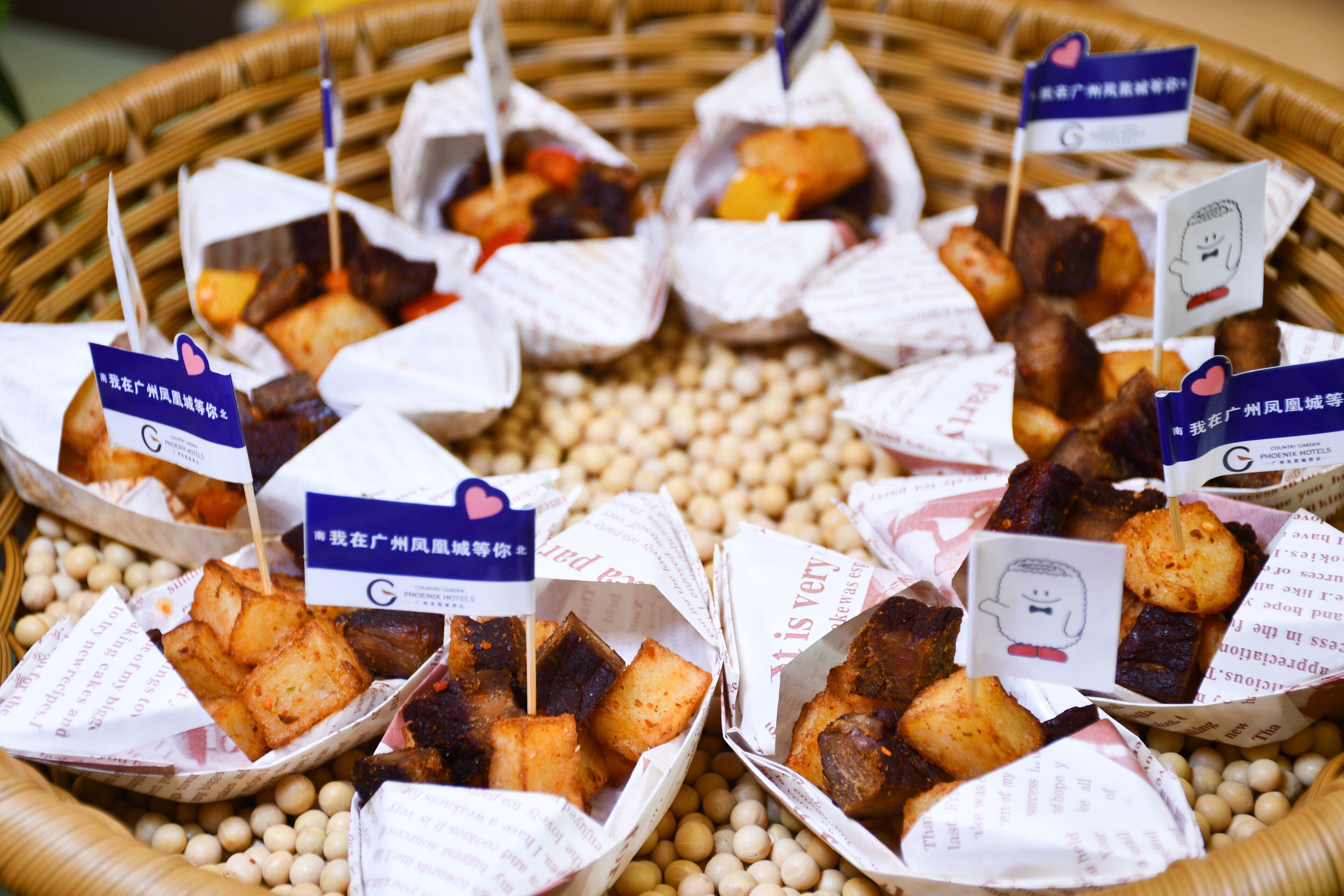 Un panier rempli de produits alimentaires, chacun étant muni d’une étiquette en forme de cœur.
