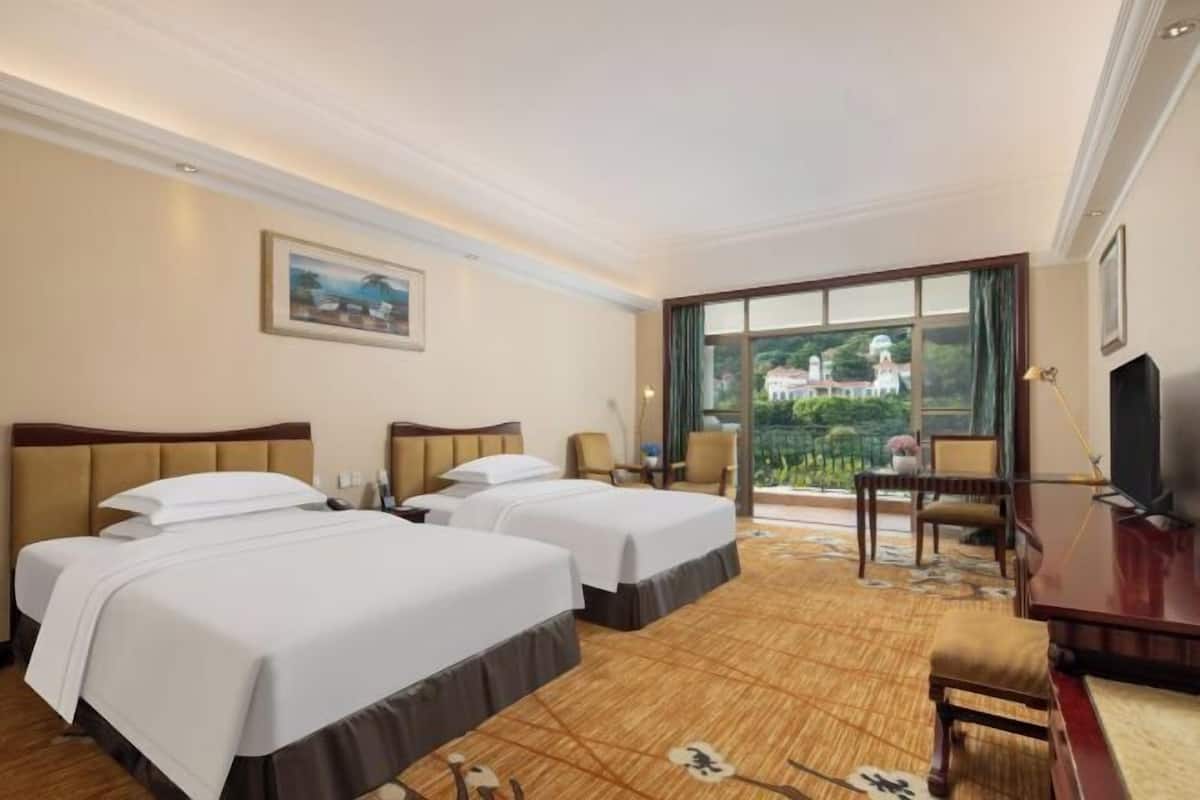 1 bedroom, pillow-top beds, free minibar items, desk