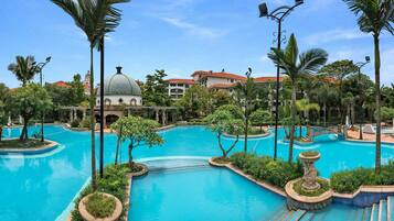 Alberca techada, 2 albercas al aire libre y sombrillas en la alberca