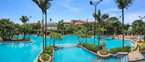 Piscina interna, 2 piscinas externas, guarda-sóis