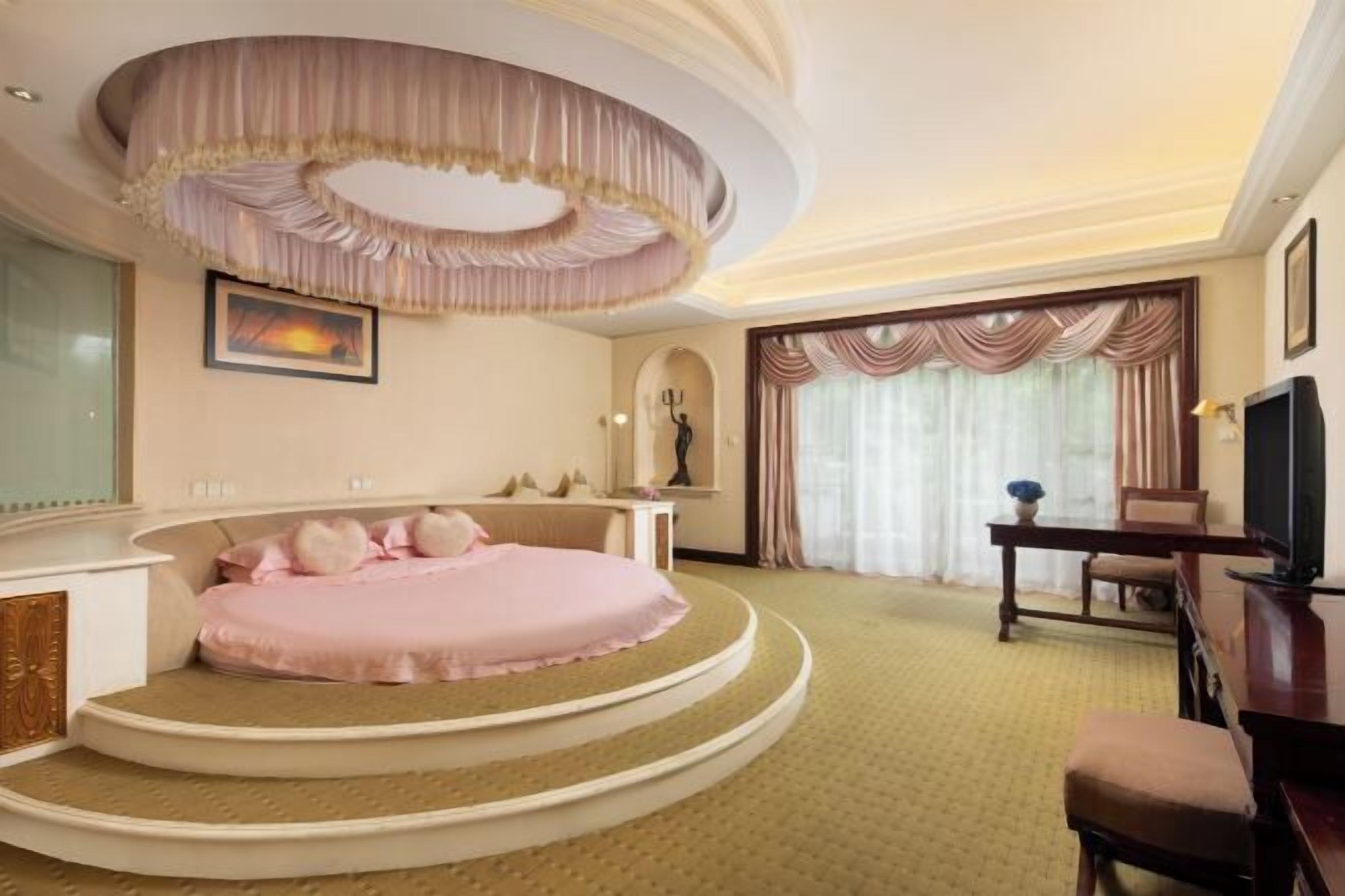 Pillowtop beds, free minibar items, desk, blackout drapes