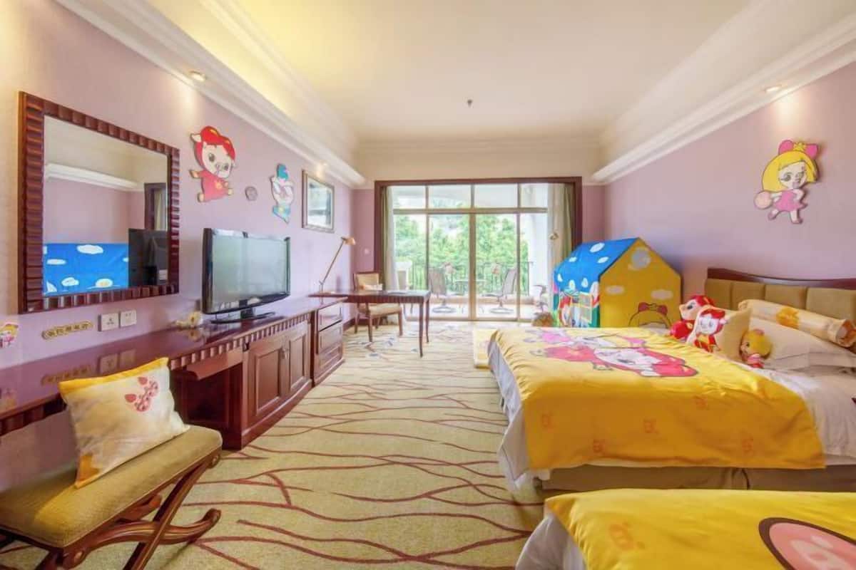 1 bedroom, pillow-top beds, free minibar items, desk