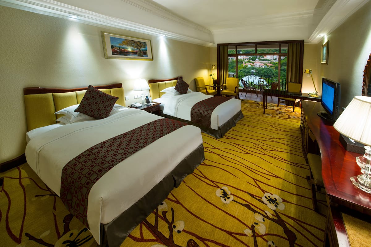 1 bedroom, pillow-top beds, free minibar items, desk