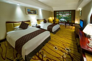 Camas con pillow-top, artículos del minibar gratis y escritorio