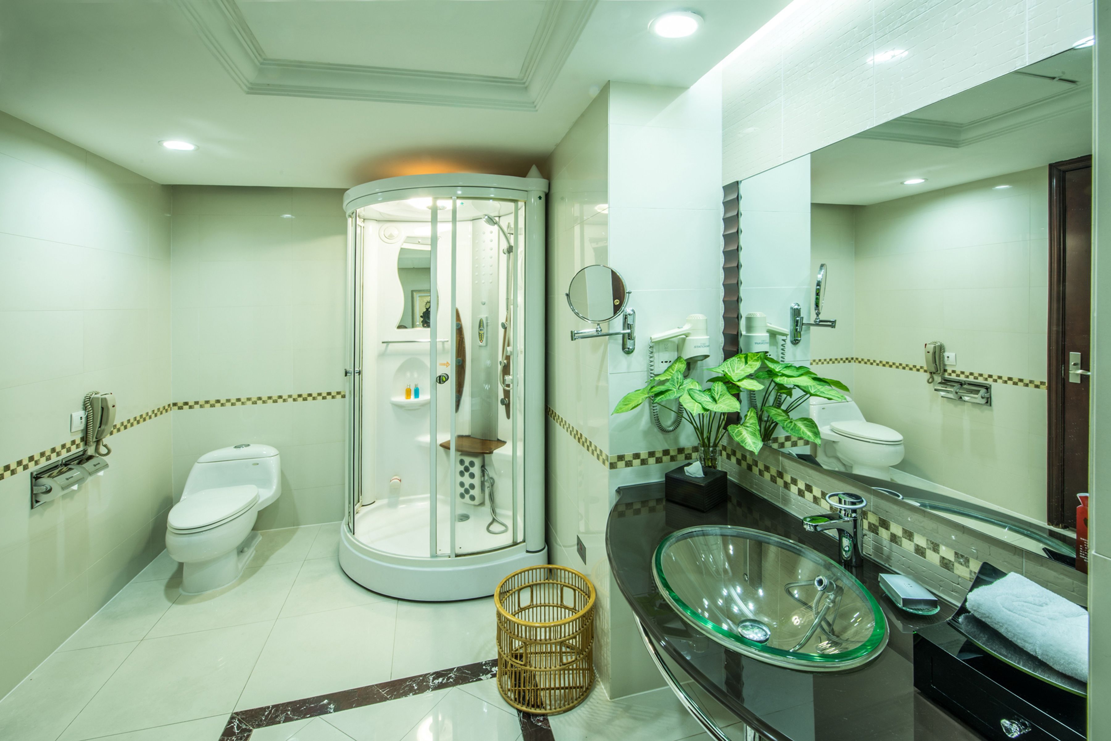 Commercial Suite | Pillowtop beds, free minibar items, desk, blackout drapes